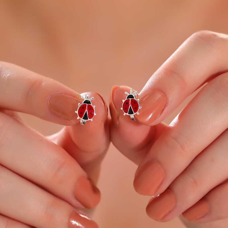 Pendientes infantiles de mariquita de plata