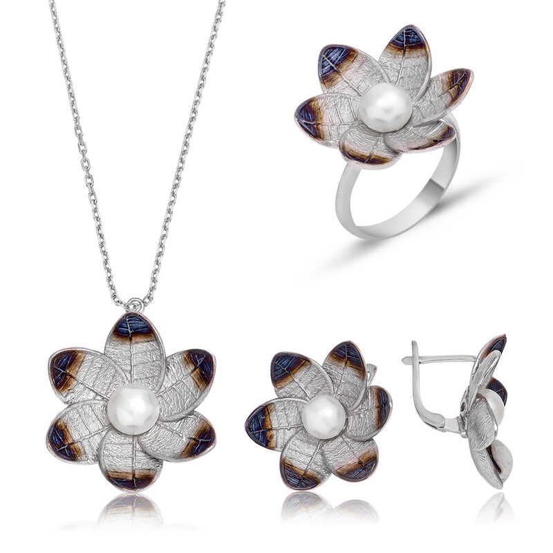 Conjunto de mujer con flor de narciso plateada