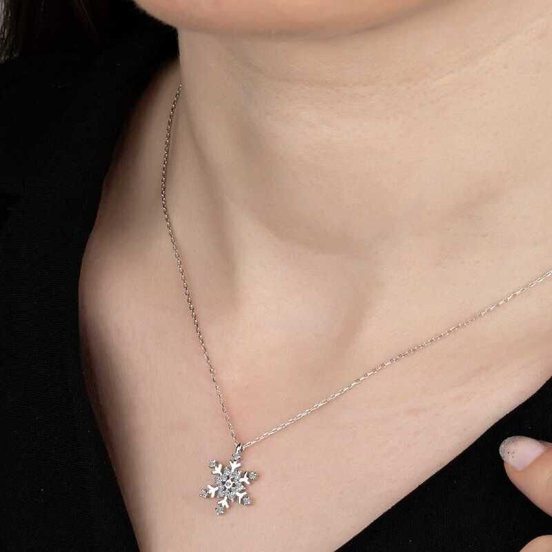 Collar de mujer con copo de nieve de plata y piedra Swarovski