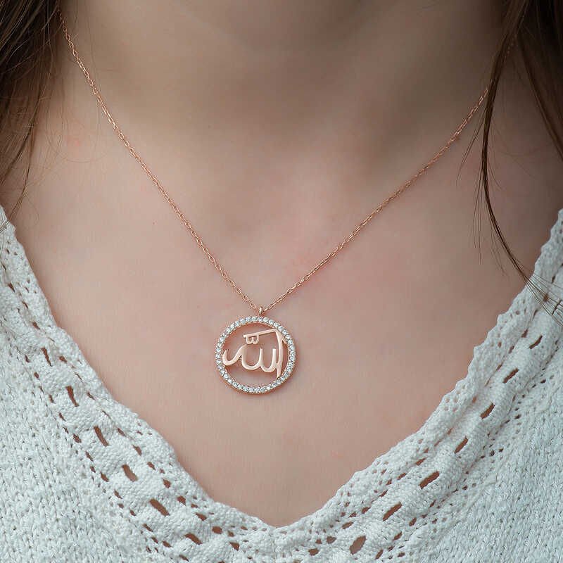Collar de plata rosa con la inscripción Alá en árabe para mujer