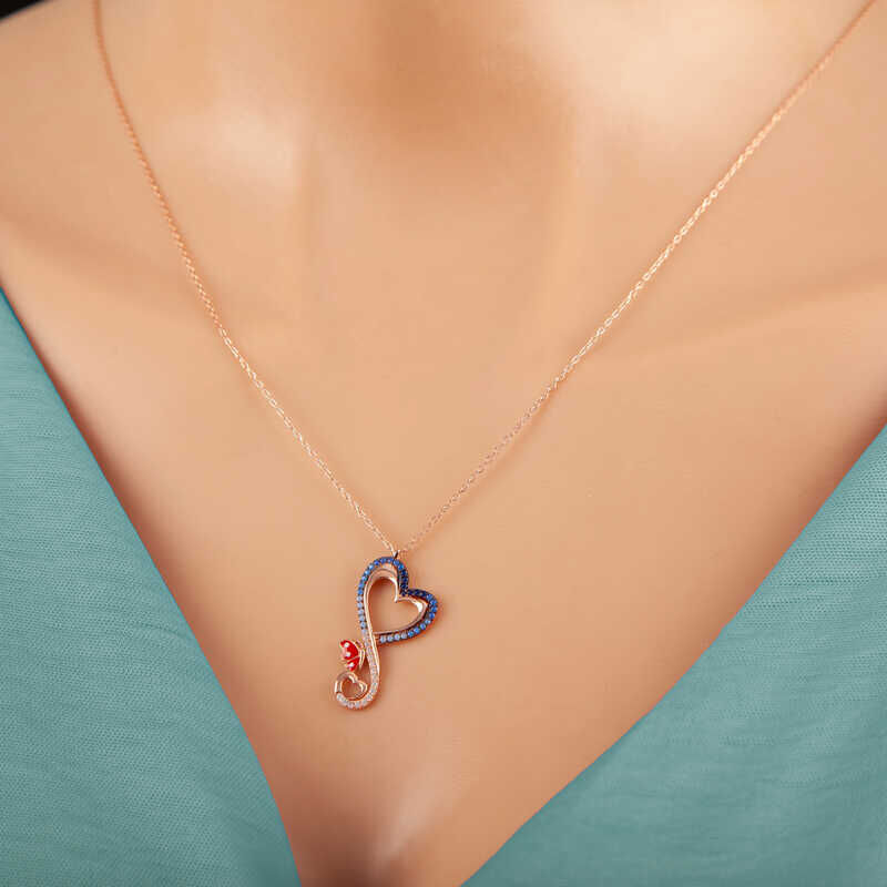 Collar de plata con corazón de rosa y mariposa para mujer