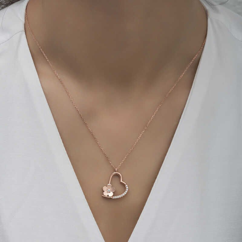 Collar de mujer con corazón de flor de rosa de plata