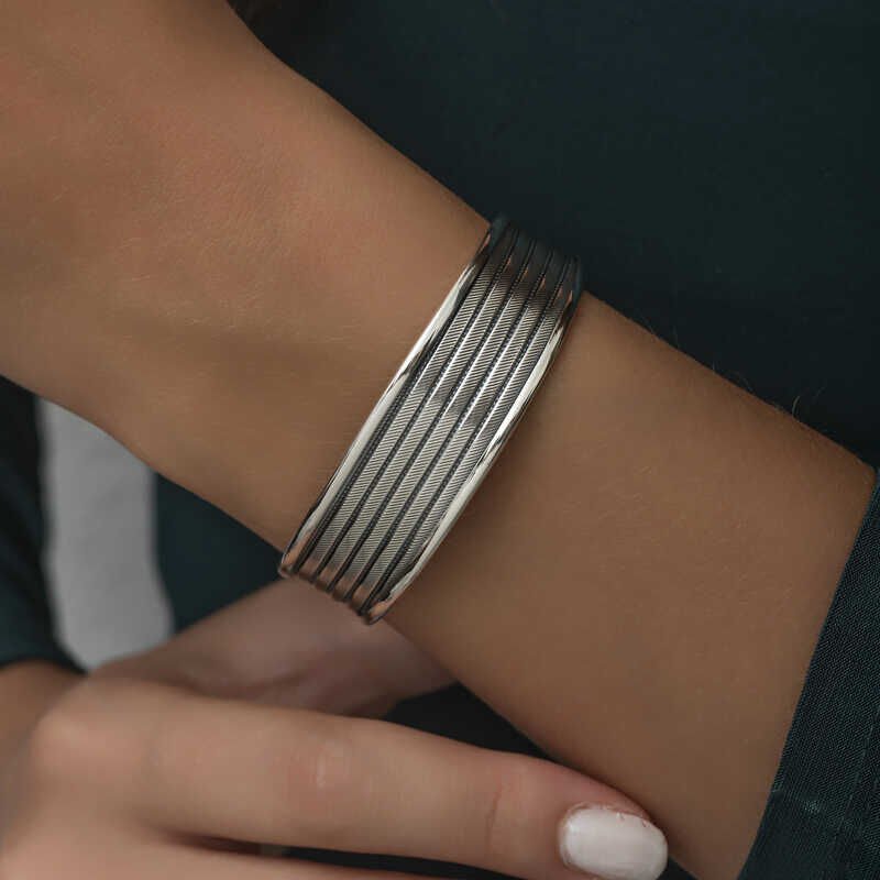 Pulsera de plata con diseño antiguo para mujer