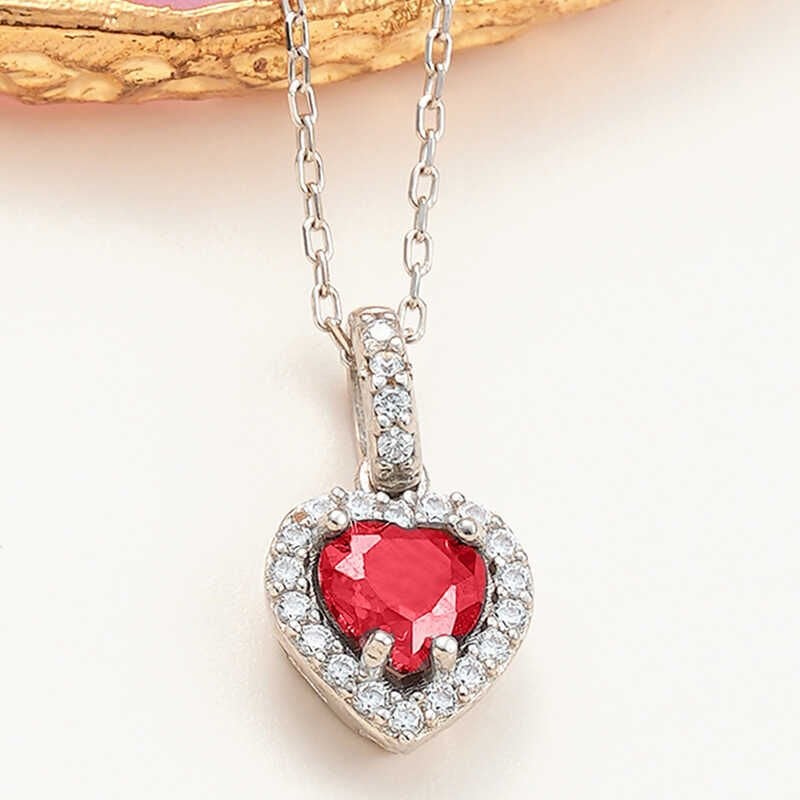 Collar de mujer con corazón de piedra roja y plata