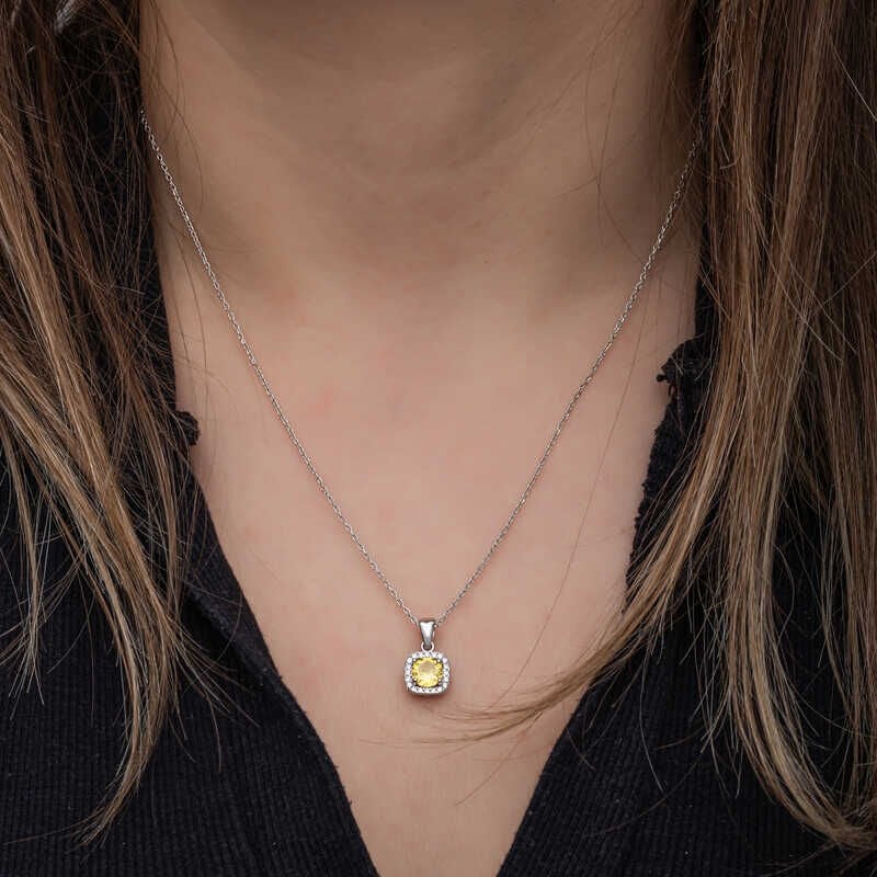 Conjunto de mujer con piedra baguette amarilla plateada