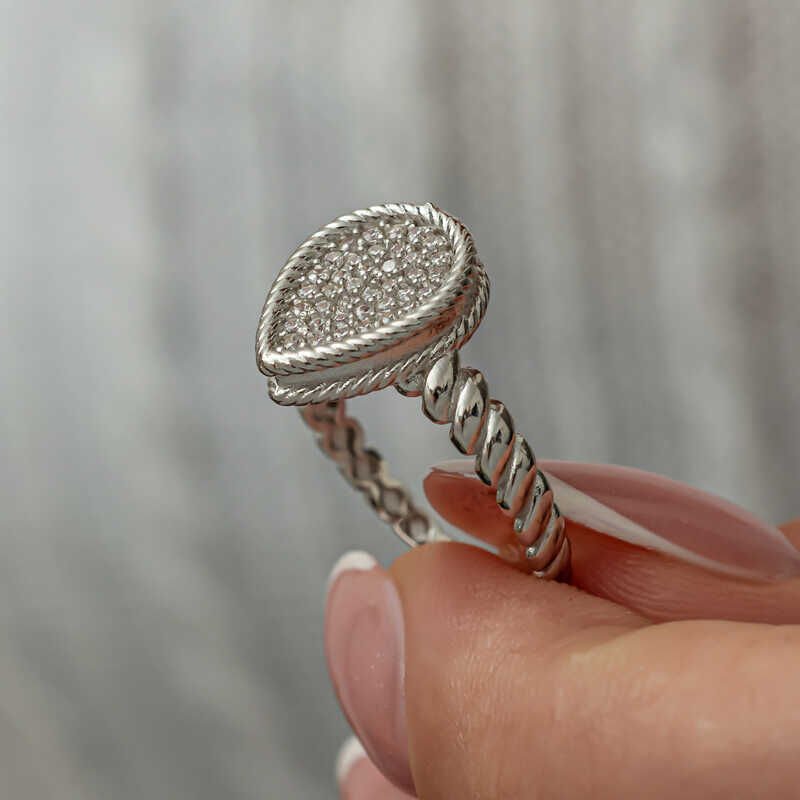 Anillo de plata con circonitas en forma de gota para mujer