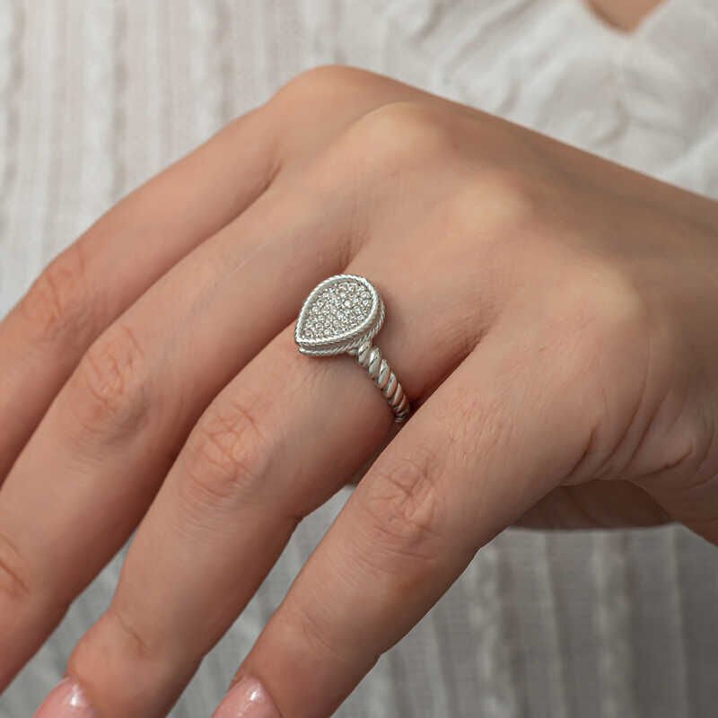 Anillo de plata con circonitas en forma de gota para mujer
