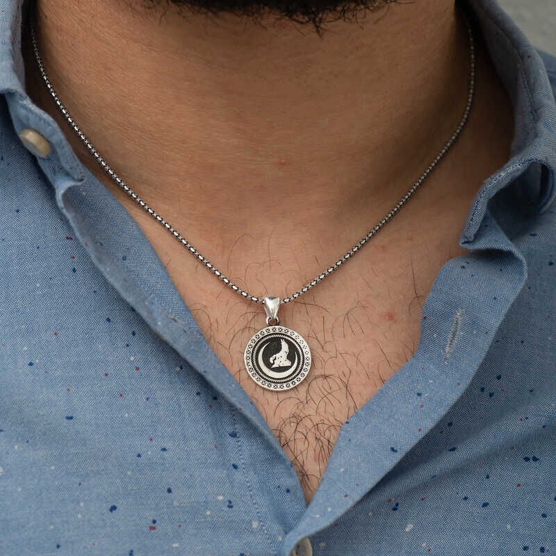 Collar de lobo gris con media luna plateada