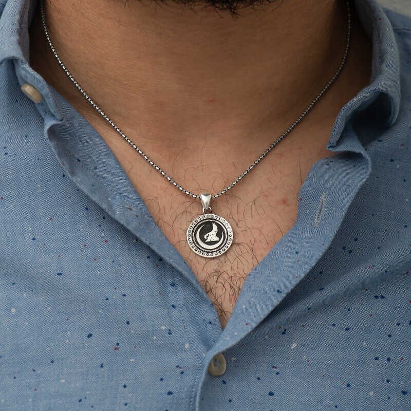 Collar de lobo gris con media luna plateada