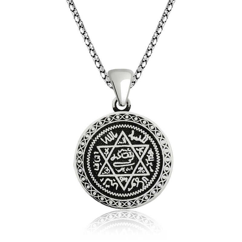 Collar de plata con el sello de Salomón