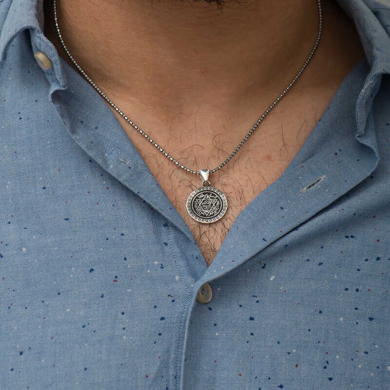 Collar de plata con el sello de Salomón