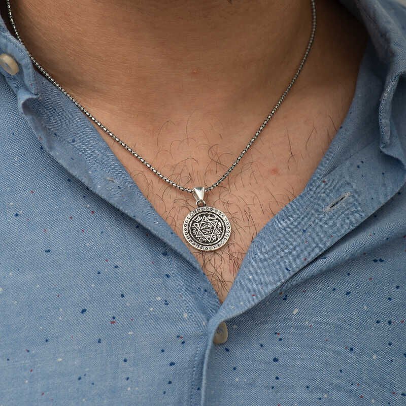 Collar de plata con el sello de Salomón