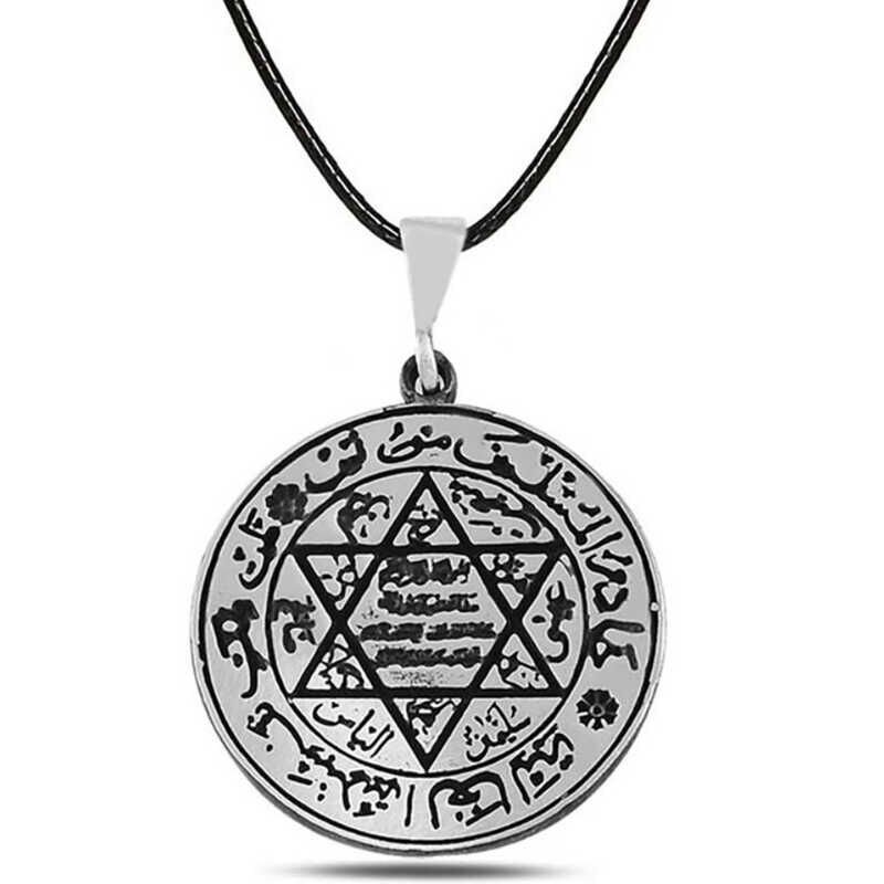 Collar de plata con el sello de Salomón