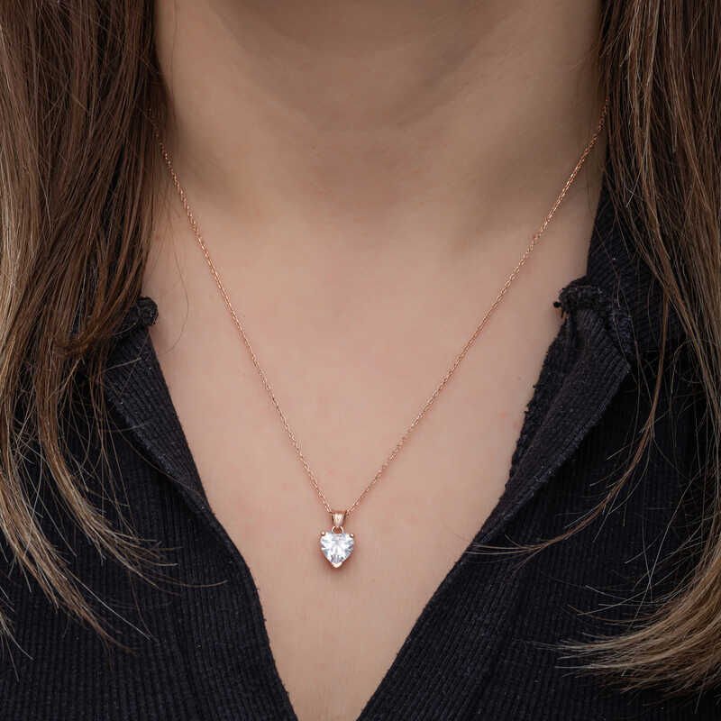 Collar de mujer con corazón de piedra blanca y rosa de plata