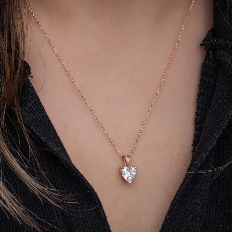 Collar de mujer con corazón de piedra blanca y rosa de plata