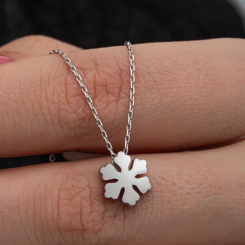 Collar minimalista de plata con copos de nieve para mujer