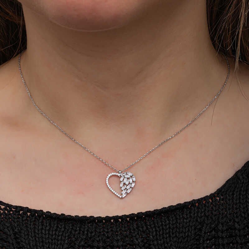 Collar de plata con forma de corazón y piedra baguette para mujer