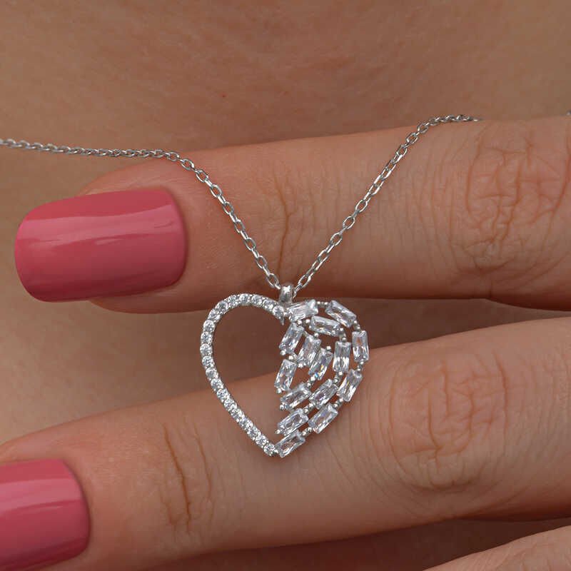 Collar de plata con forma de corazón y piedra baguette para mujer