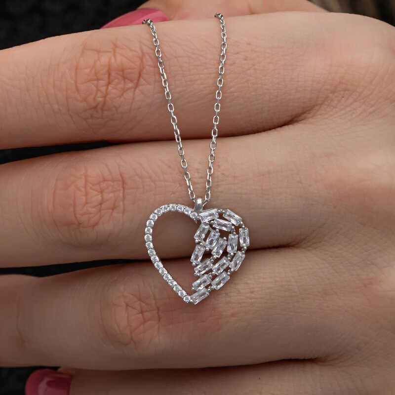 Collar de plata con forma de corazón y piedra baguette para mujer