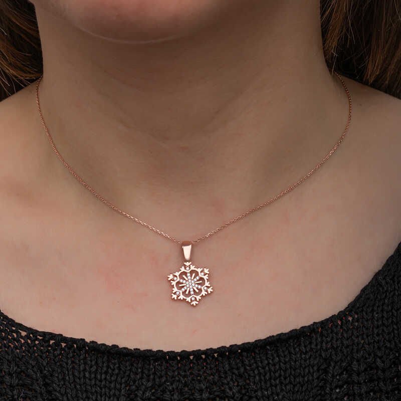 Collar de mujer con copo de nieve y rosa de plata