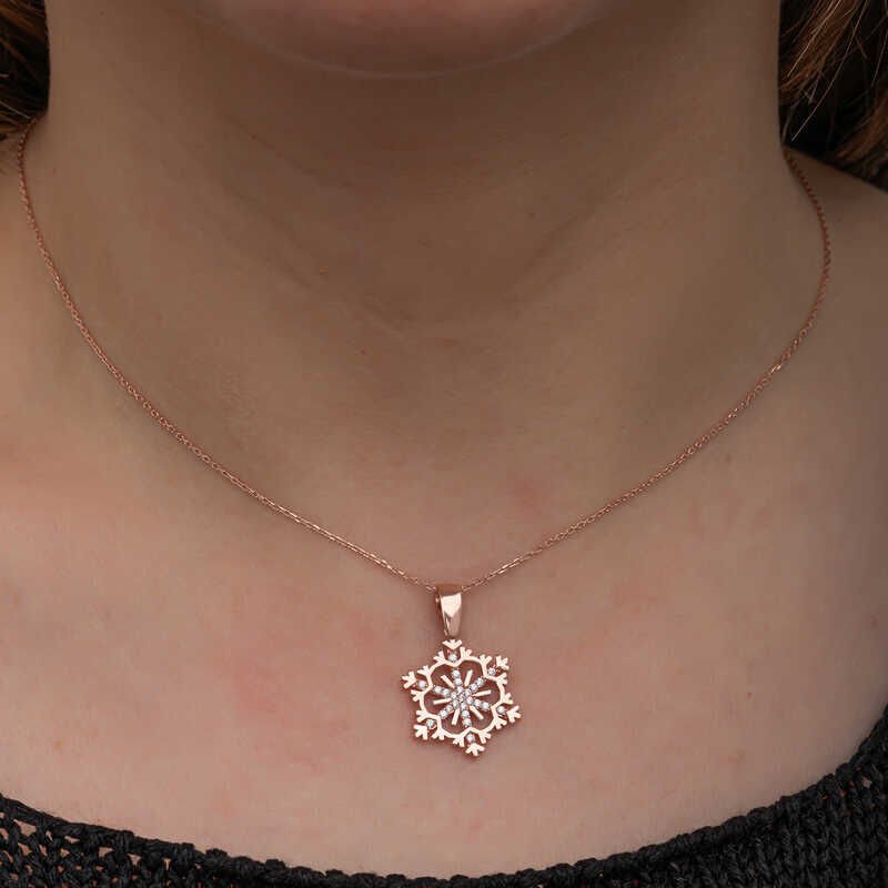 Collar de mujer con copo de nieve y rosa de plata