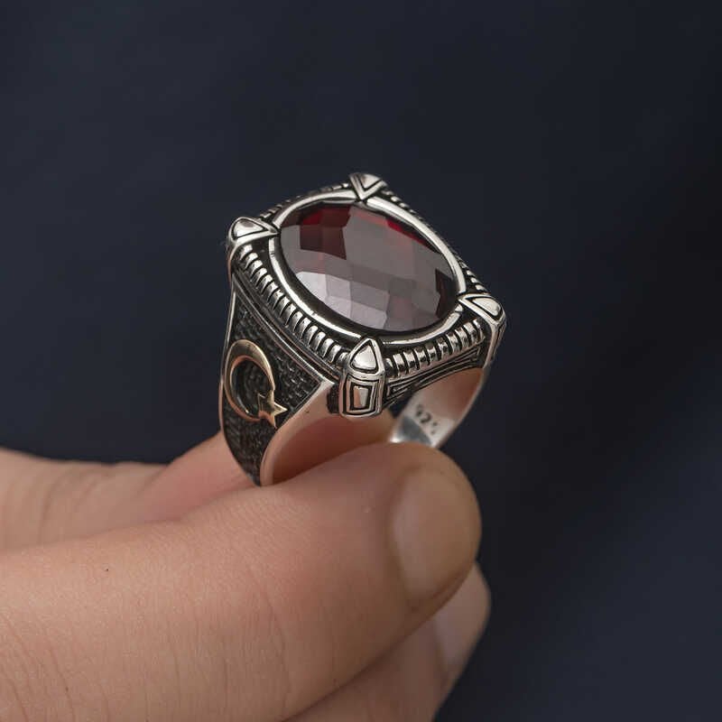 Anillo de plata con circonita roja para hombre