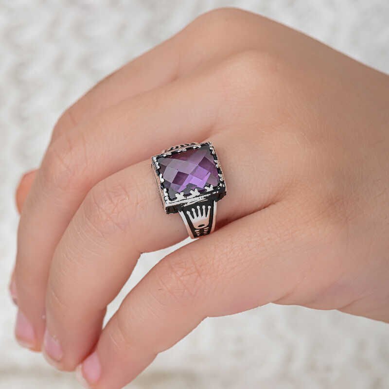 Anillo infantil de plata con circonita lila para hombre