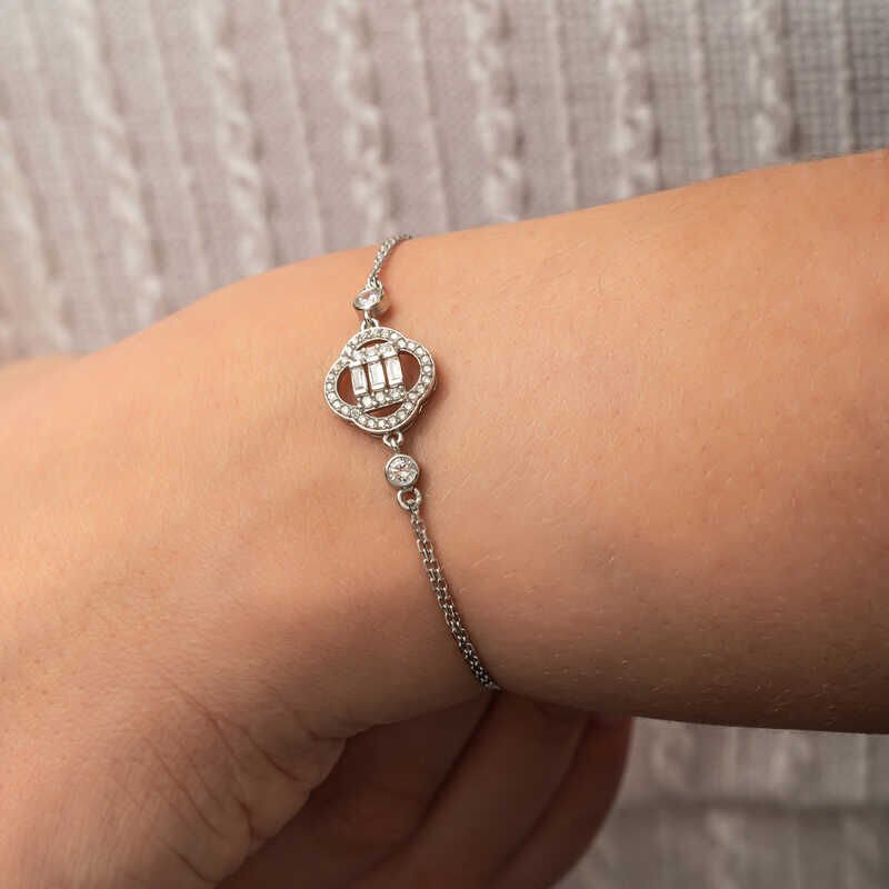 Pulsera de mujer con piedra baguette y trébol de plata
