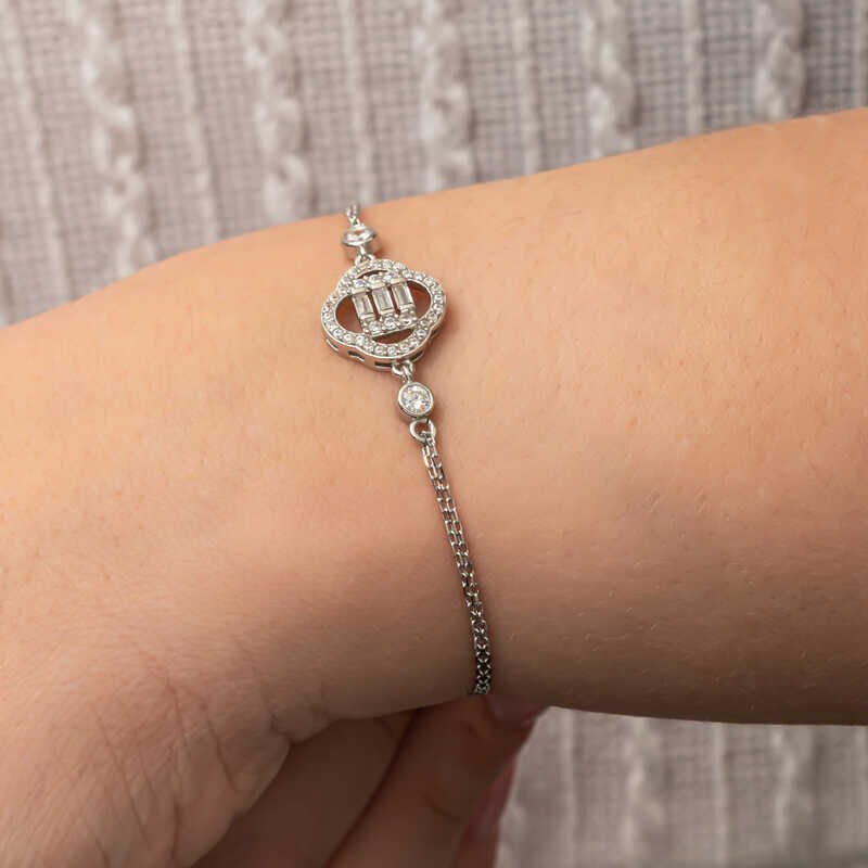Pulsera de mujer con piedra baguette y trébol de plata