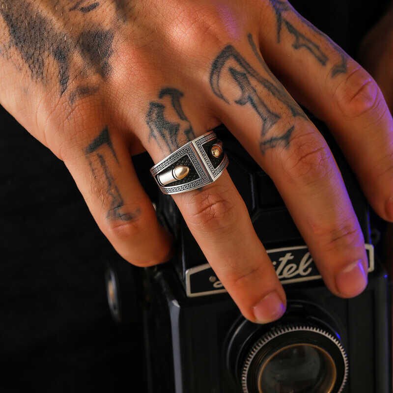 Anillo para hombre con motivo de bala de plata