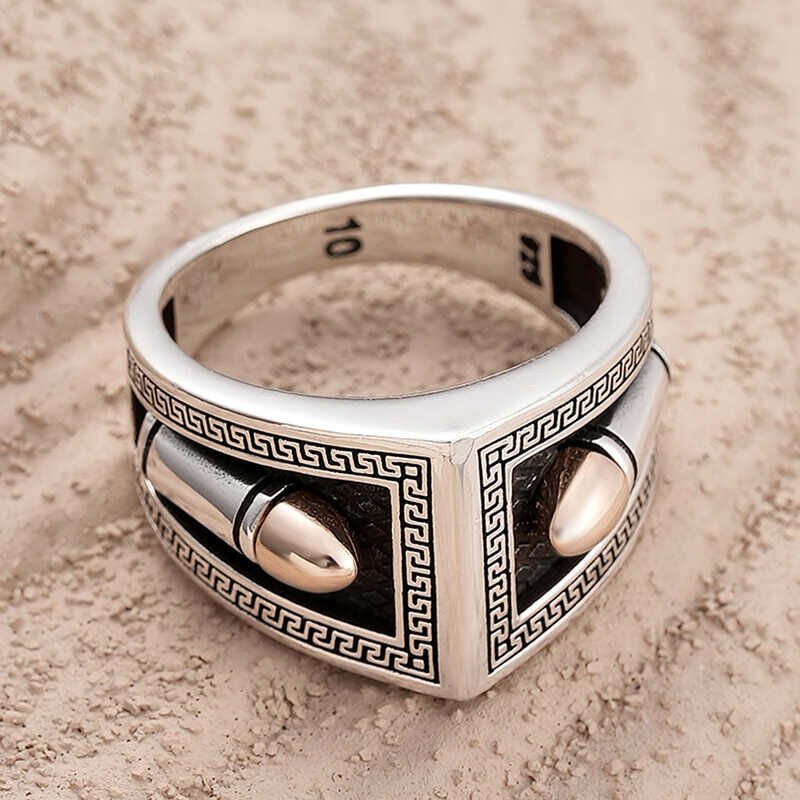 Anillo para hombre con motivo de bala de plata